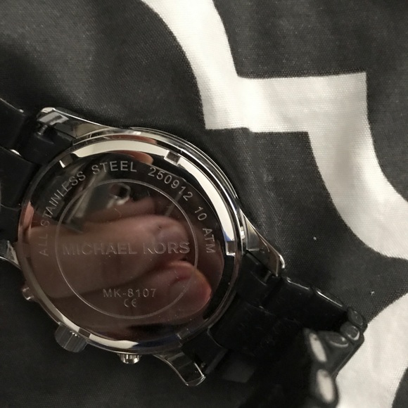 Michael Kors Classic Look - Picture 4 of 4